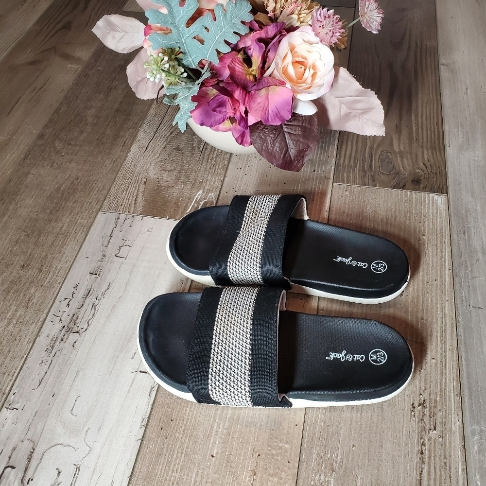 Cat & Jack Little Boy Girl Black and White Slide Sandals Size Medium 2/3 GUC